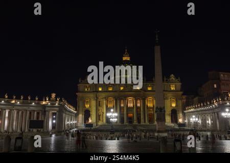 Petersdom und Obelisk, Città del Vaticano/Vatikanstadt. Stockfoto