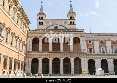 Der Apostolische Palast des Laterans (L) und die Archbasilika des Heiligen Johannes Lateran (C), Rom, Italien. Stockfoto