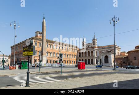 Piazza di S. Giovanni in Laterano mit dem Apostolischen Palast des Laterans (L) und der Archbasilika des Heiligen Johannes Lateran (R), Rom, Italien. Stockfoto