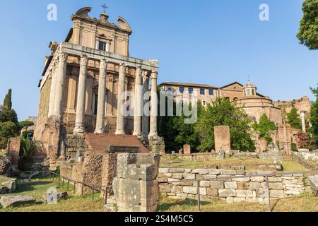 Weiter Blick auf Antoninus und Faustina Tempel & Tempio di Romolo, Foro Romano, Rom, Italien. Stockfoto