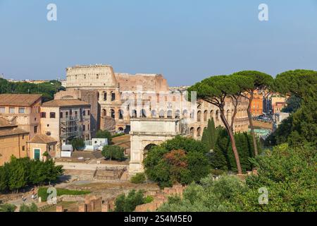Das Kolosseum, von der Terrazza Belvedere del Palatino aus gesehen, Rom, Italien. Stockfoto