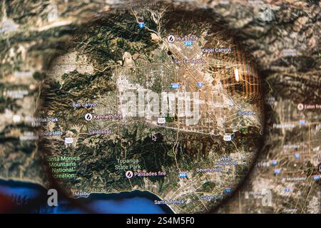 Waldbrände im Großraum Kalifornien. Google-Kartenanzeige mit den Standorten aktiver Waldbrände in Los Angeles, Kalifornien. Januar 2025 Stockfoto