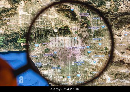 Waldbrände im Großraum Kalifornien. Google-Kartenanzeige mit den Standorten aktiver Waldbrände in Los Angeles, Kalifornien. Januar 2025 Stockfoto