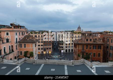 Blick von der Piazza della Trinità dei Monti in Richtung Piazza di Spagna, Rom, Italien. Stockfoto