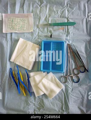 Prozedurale Chirurgie Operation Tablett Ausrüstung, Allgemeinpraxis gp australien, Hautkrebsmedizin, Gesundheitswesen klinische Klinik Arzt Stockfoto