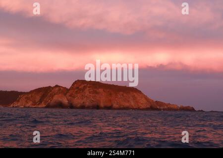 Die Huatulco National Reserve Mountains werden durch den Sonnenuntergang in der Nähe der Bucht von Cacaluta, Teil des Huatulco National Reserve, in Santa Maria Huatulco gesehen. Der Huatulco-Nationalpark ist ein staatlich geschütztes Naturgebiet mit vorrangigen Ökosystemen, die für die mexikanische Artenvielfalt repräsentativ sind. Am 11. Januar 2025 in Huatulco, Mexiko. Huatulco Oaxaca Mexiko Copyright: XCarlosxSantiagox Stockfoto