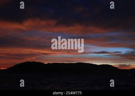 Die Huatulco National Reserve Mountains werden durch den Sonnenuntergang in der Nähe der Bucht von Cacaluta, Teil des Huatulco National Reserve, in Santa Maria Huatulco gesehen. Der Huatulco-Nationalpark ist ein staatlich geschütztes Naturgebiet mit vorrangigen Ökosystemen, die für die mexikanische Artenvielfalt repräsentativ sind. Am 11. Januar 2025 in Huatulco, Mexiko. Huatulco Oaxaca Mexiko Copyright: XCarlosxSantiagox Stockfoto