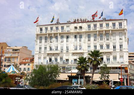 Cannes, Frankreich 14. August 2024: Splendid Hotel in Cannes mit Boulespieler auf dem Vorplatz, Frankreich Stockfoto
