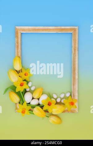 Ostereier und Frühlingsblumen mit goldenem Hintergrund. Saisonale Symbole, süßes Süßigkeiten-Design für die Weihnachtszeit auf blauem Gelb. Stockfoto