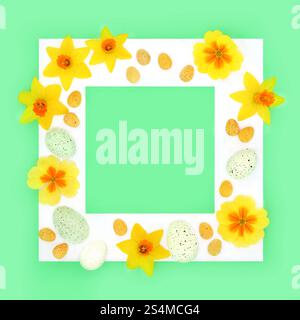 Ostereier und Frühlingsnarzisse und Kerzenblüten auf grünem Hintergrund. Abstraktes Frühlingsfest mit Blumenmuster und saisonalem Konzept. Stockfoto