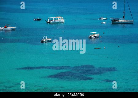 Boote in der Himare-Bucht an der Küste Südalbaniens, Teil der albanischen Riviera. Das Hotel befindet sich in Vlore County, zwischen Ceraunian Mountains und Ionischem Meer Stockfoto