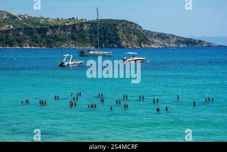 Boote in der Himare-Bucht an der Küste Südalbaniens, Teil der albanischen Riviera. Das Hotel befindet sich in Vlore County, zwischen Ceraunian Mountains und Ionischem Meer Stockfoto