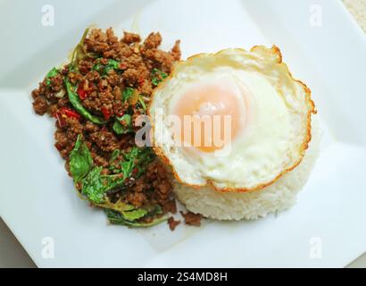Teller mit thailändischem Rindfleisch und Basilikum mit Reis oder Kao Pad Kaprao Neua Stockfoto