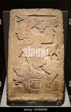 Madrid. Spanien. Maya-Steinrelief vom Thron von König Pakal, auch bekannt als Estela de Madrid (Stela von Madrid), aus Palenque, Mexiko. Klassische Spätperiode Stockfoto