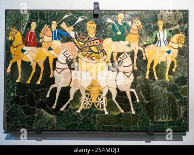 Wandtafel in Opus sectile mit Konsole auf Wagen und vier Rittern - erste Hälfte des 4. Jahrhunderts n. Chr. - Marmor, Stein und farbiges Glas, in sehr dünne Platten geschnitten, bildeten diese kostbaren eingelegten Wand- und Bodendekorationen - Römisches Nationalmuseum im Palazzo Massimo alle Terme - Rom, Italien Stockfoto