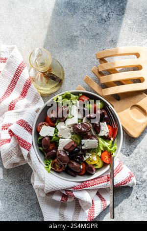 Ein lebhafter griechischer Salat mit saftigen Tomaten, knusprigem Salat, reichhaltigem Fetakäse und Oliven, perfekt für eine erfrischende Mahlzeit Stockfoto