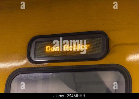 Utrecht, Niederlande. 15. Dezember 2024. Zug mit LED-Display, Ziel gelbe Buchstaben den Helder Bahnhof. Stockfoto