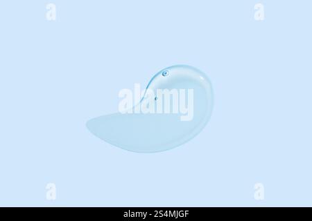 Elegante kosmetische Creme- und Gelschmiertextur isoliert auf einem ruhigen blauen Hintergrund, ideal für Hautpflege- und Schönheitsdesigns. Stockfoto