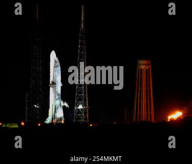 Cape Canaveral Space Force Station, Florida, USA. Januar 2025. Blue Origin entschied sich am Montag, den 13. Januar 2025, vom Start seiner New Glenn-Rakete auf dem Erstflug vom Launch Complex 36 auf der Cape Canaveral Space Force Station in Florida abzubrechen. Die Mission Controller bemerkten einige Anomalien mit den Systemen der Rakete und konnten sie nicht am Ende des Startfensters beheben. Foto: Joe Marino/UPI Credit: UPI/Alamy Live News Stockfoto