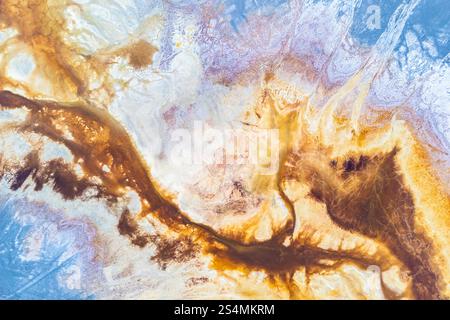 Eine lebendige abstrakte Textur, die Erdbraun und himmlisches Blau vereint, erinnert an Landschaften und ätherischen Himmel dynamisch und fließend, perfekt für kreative B Stockfoto