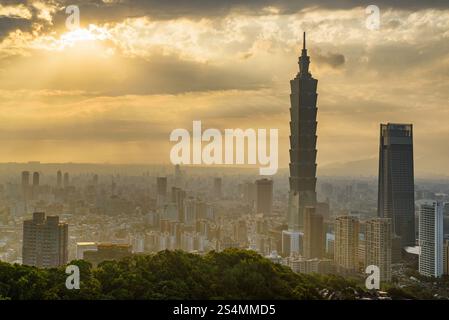 Fantastische Aussicht auf Taipeh vom Gipfel des Berges bei Sonnenuntergang Stockfoto