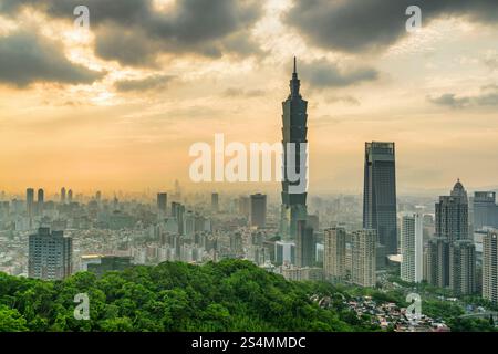 Fantastische Aussicht auf Taipeh vom Gipfel des Berges bei Sonnenuntergang Stockfoto