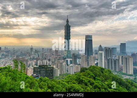 Fantastische Aussicht auf Taipeh vom Gipfel des Berges bei Sonnenuntergang Stockfoto