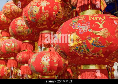 Nahaufnahme der traditionellen roten Laternen auf dem Neujahrsmarkt Stockfoto