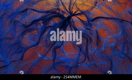 Ein kompliziertes Design mit wirbelnden Partikeln in Blau- und Orange-Tönen dieser abstrakte Hintergrund vermittelt ein Gefühl von Tiefe und Bewegung, perfekt für die perfekte Größe Stockfoto