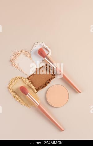 Draufsicht von kompakten und losen Pudern mit Make-up-Pinseln auf neutralem Hintergrund. Diese Aufnahme erfasst beide Arten von Gesichtspudern und deren Anwendung Stockfoto