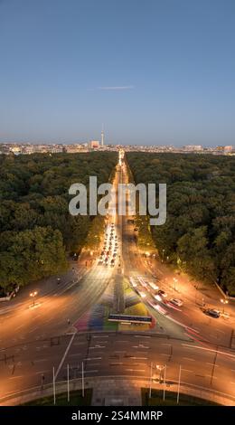 Ein Blick aus der Luft auf die Strabe des 17. Juni in der Abenddämmerung mit einem von Bäumen gesäumten Boulevard, der von Straßenlaternen beleuchtet wird und sich in Richtung Berlin T erstreckt Stockfoto