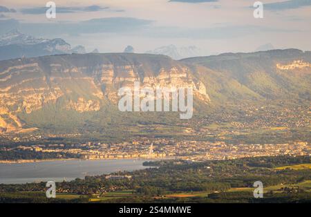 Ein Panoramablick fängt Genf ein, eingebettet zwischen üppigem Grün und dem Leman-See, mit den majestätischen Alpen im Hintergrund. Stockfoto