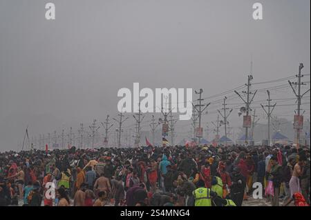 Prayagraj, Uttar Pradesh, Indien. Januar 2025. Hindugeweihte nehmen am ersten Tag der Maha Kumbh Mela in Prayagraj, Uttar Pradesh, Indien, am 13. Januar 2025 ein heiliges Bad in Sangam, wo die heiligen Flüsse Ganges, Yamuna und Saraswati aufeinander treffen. (Kreditbild: © Kabir Jhangiani/ZUMA Press Wire) NUR REDAKTIONELLE VERWENDUNG! Nicht für kommerzielle ZWECKE! Credit: ZUMA Press, Inc./Alamy Live News Credit: ZUMA Press, Inc./Alamy Live News Stockfoto