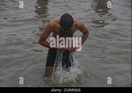 Prayagraj, Uttar Pradesh, Indien. Januar 2025. Ein Gläubiger nimmt am ersten Tag der Maha Kumbh Mela in Prayagraj, Uttar Pradesh, Indien, am 13. Januar 2025 ein heiliges Bad in Sangam, wo sich die heiligen Flüsse Ganges, Yamuna und Saraswati treffen. (Kreditbild: © Kabir Jhangiani/ZUMA Press Wire) NUR REDAKTIONELLE VERWENDUNG! Nicht für kommerzielle ZWECKE! Credit: ZUMA Press, Inc./Alamy Live News Credit: ZUMA Press, Inc./Alamy Live News Stockfoto