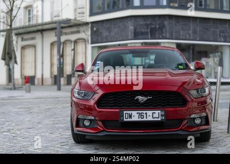 Nancy, Frankreich - Blick auf einen burgunderroten Ford Mustang Fastback 2,3 EcoBoost auf einer Straße. Stockfoto