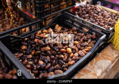 Datumskörbe auf dem marokkanischen Markt Stockfoto