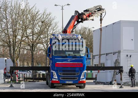 Nancy, Frankreich - Blick auf einen blauen 8X4-Lkw Volvo FH mit einem Fasi-Ladekran auf einer Baustelle. Stockfoto