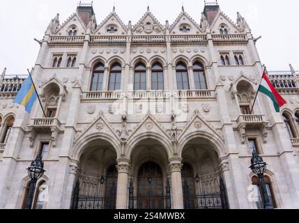 Flaggen auf dem Gebäude des ungarischen Parlaments im neogotischen Stil Stockfoto