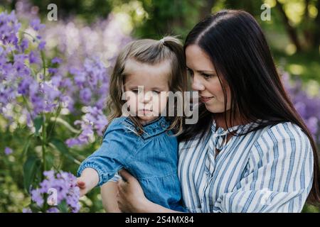 Mutter und Tochter stehen zusammen im Feld der Wildblumen Stockfoto