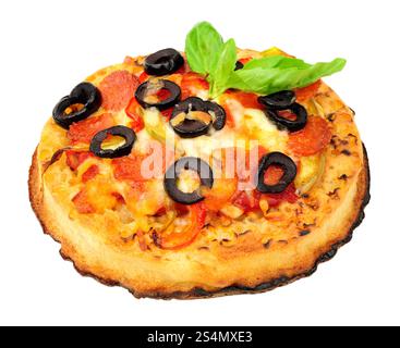 Crumpet Peperoni Pizza mit scharfer Salami, Käse und Paprika auf weißem Hintergrund Stockfoto