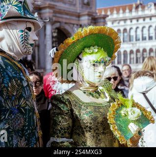 Venezianischer Karneval: Aufwendige Kostüme und komplizierte Masken in St. Stockfoto