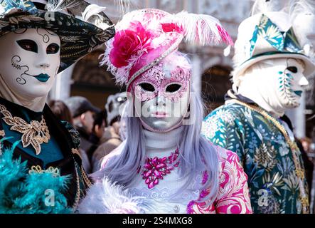 Venezianischer Karneval: Erwachsene in ausgeklügelten Masken und farbenfrohen Kostümen Stockfoto