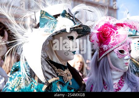 Farbenfrohe venezianische maskierte Parade mit aufwendigen Kostümen und Hüten Stockfoto