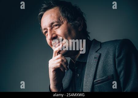 Smiling Depression Konzept, Porträt eines Reifen kaukasischen Geschäftsmannes mit psychischen Erkrankungen, selektiver Fokus Stockfoto