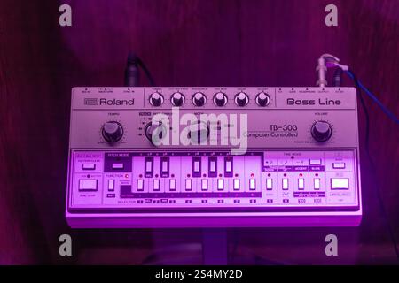 Amsterdam, Niederlande. 23. März 2024. Roland TB-303 Bass-Line Synthesizer im Haus-Musik-Museum in Amsterdam. Stockfoto
