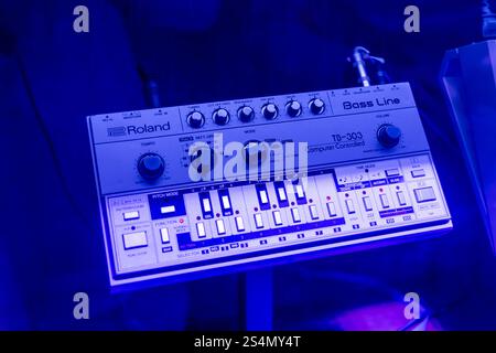 Amsterdam, Niederlande. 23. März 2024. Roland TB-303 Bass-Line Synthesizer im Haus-Musik-Museum in Amsterdam. Stockfoto