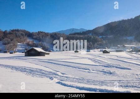 Bergvorland-Dorf in winterlicher Gelassenheit Stockfoto