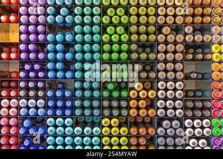 Amsterdam, Niederlande. 23. März 2024. Graffiti-Spraydosen stapelbar und nach Farbe sortiert in einem Street Art Shop in Amsterdam Stockfoto