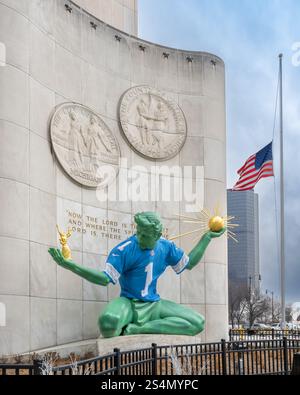 DETROIT, MI/USA - 10. JANUAR 2025: The Spirit of Detroit mit Detroit Lions Trikot im Coleman Young Municipal Center, Woodward Avenue, in Stockfoto