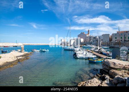 Ein sonniger Herbsttag im Hafen der kleinen Küstenstadt Giovinazzo, Bari Apulien Italien EU Stockfoto